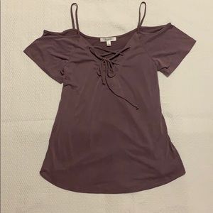Off-the-shoulder tee